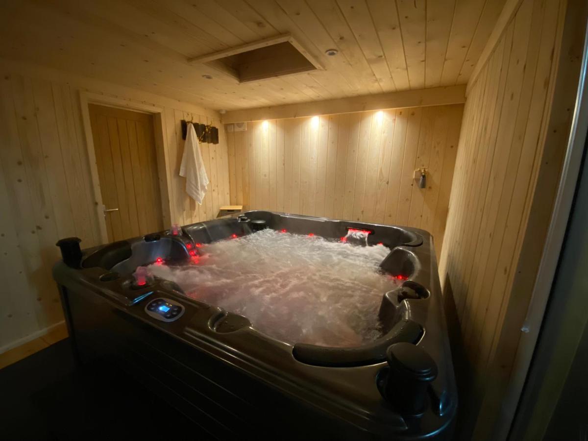 LUXURY Home SPA Villa Sauna Jacuzzi EXCEL CANARY WHARF ZONE 2 - Bed and Breakfast Londen