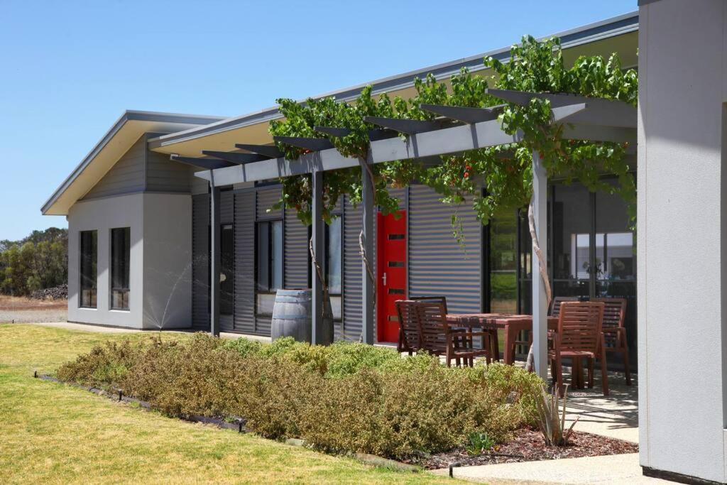 B&B Nuriootpa - The Red Door @ Barossa Valley Vineyard View - Bed and Breakfast Nuriootpa