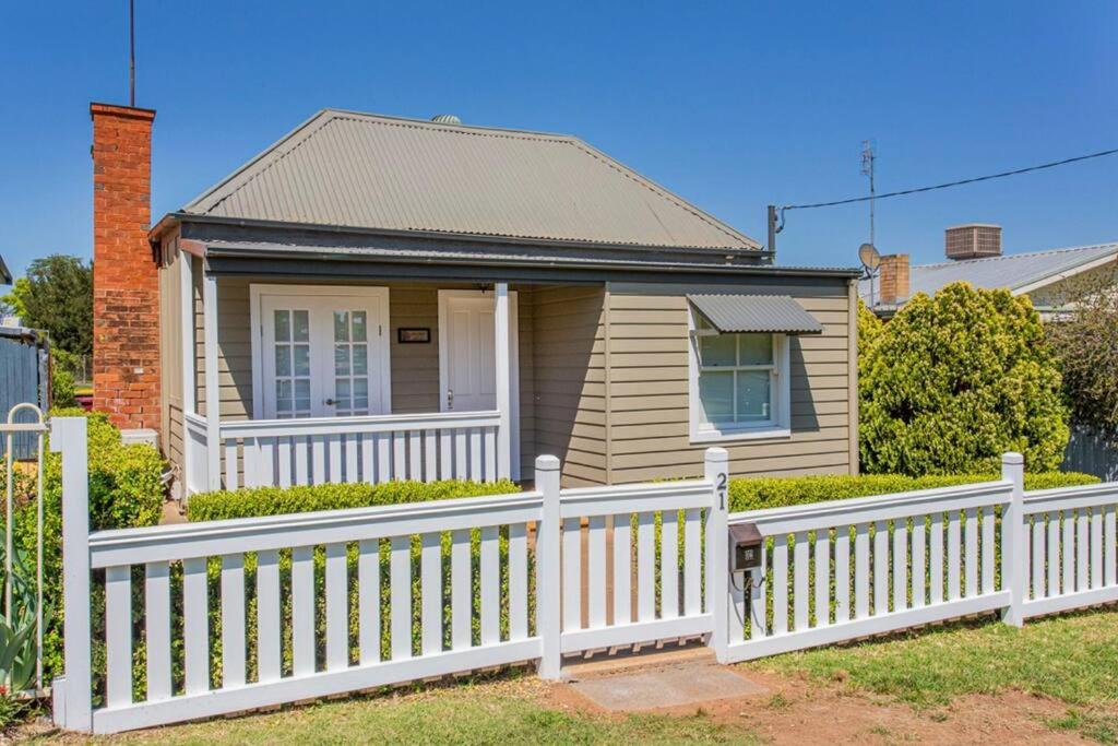 B&B Cowra - Cowra Cottage - Bed and Breakfast Cowra