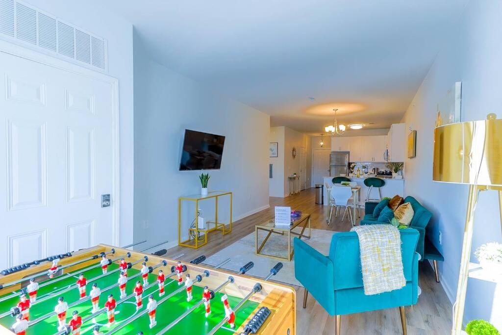 B&B Carteret - *King Bed Ideal For Long Stays w/ Foosball Table!* - Bed and Breakfast Carteret