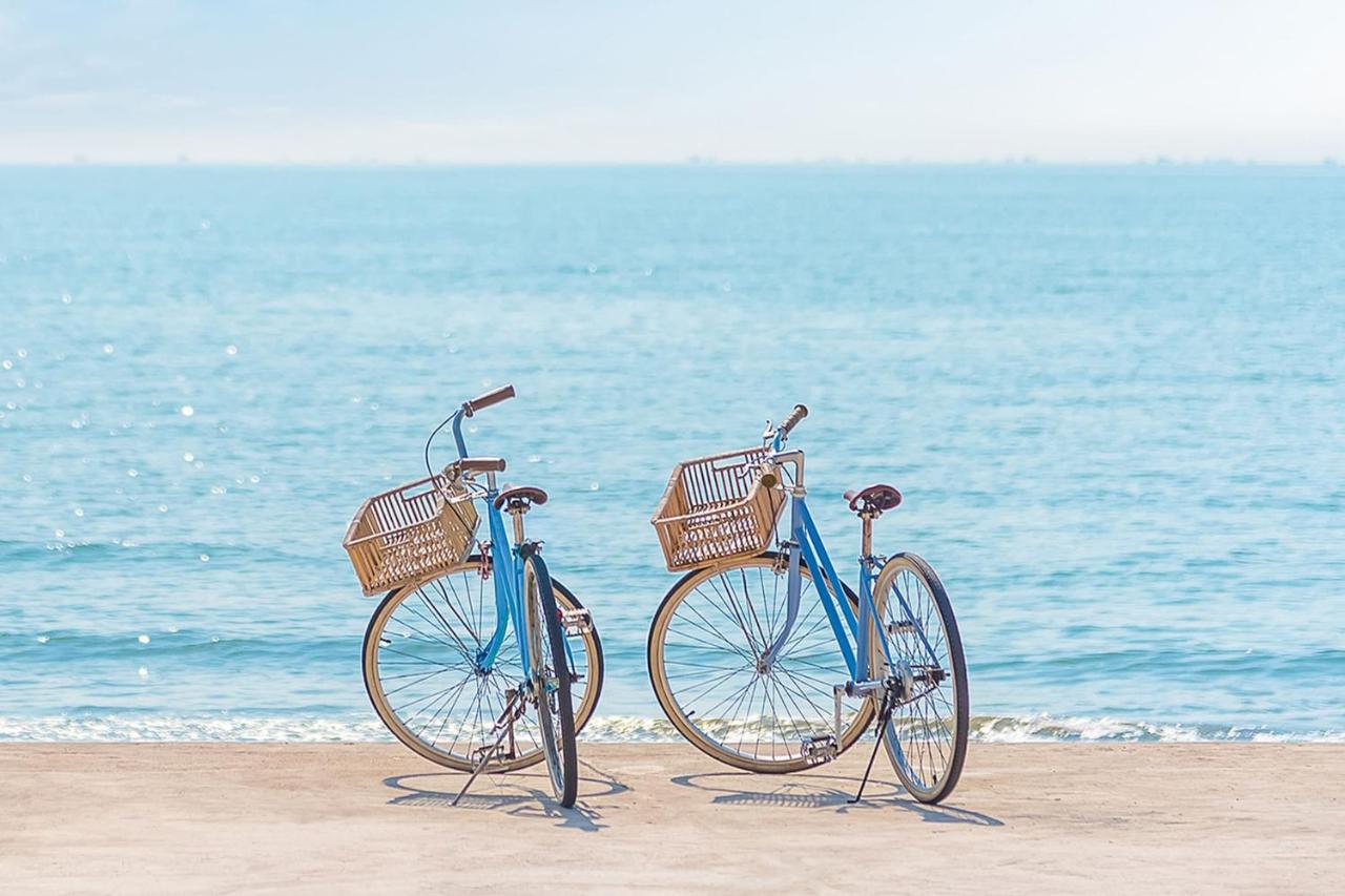 Beach Villa Home - Walk to Beaches Trails Restaurants Activities & more - Chambres d’hôtes