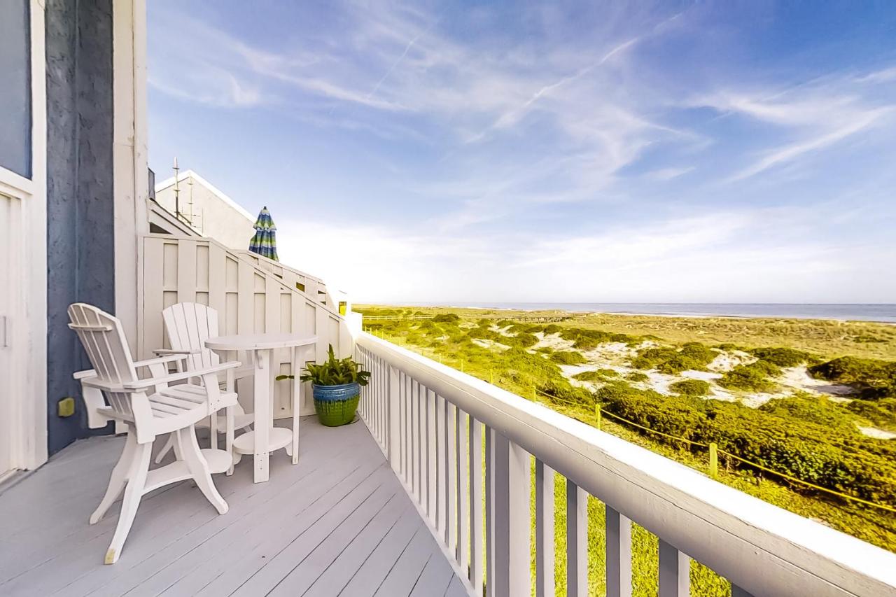 Oceanfront townhouse with ocean views, central AC, WiFi, & outdoor pool - Bed and Breakfast Fernandina Beach
