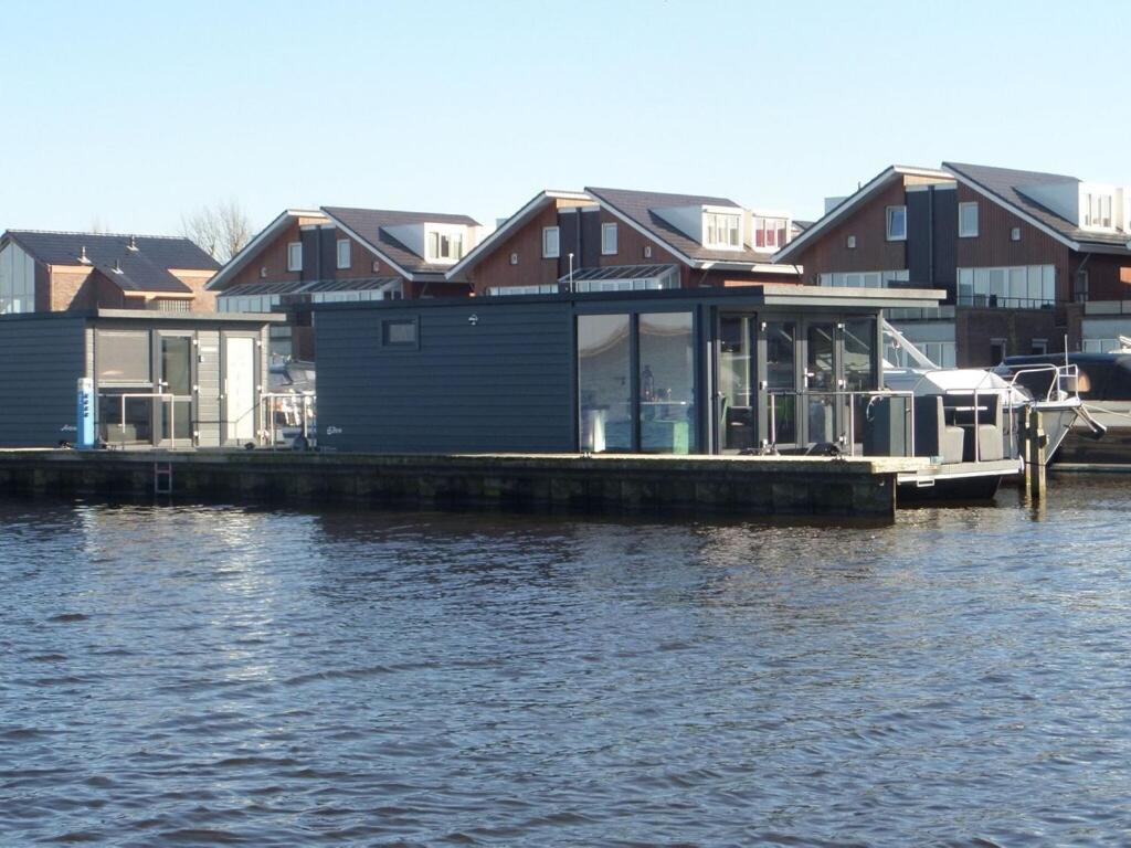 B&B Uitgeest - Modern houseboat with air conditioning located in marina - Bed and Breakfast Uitgeest