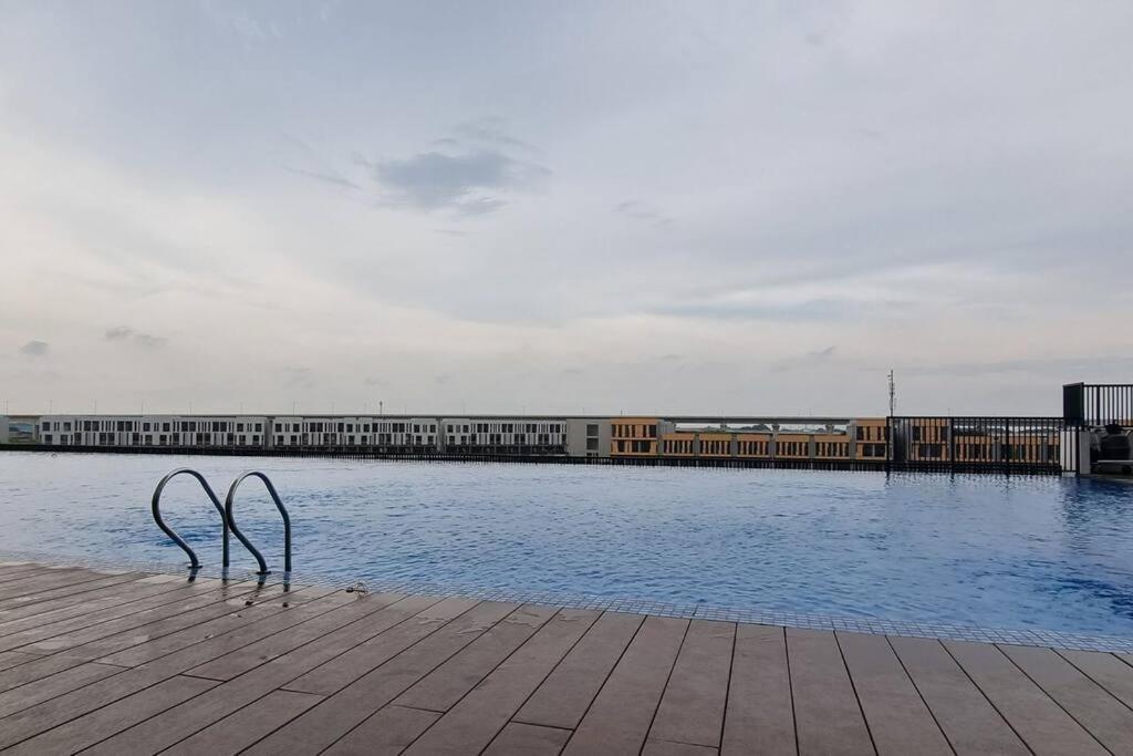 Apt Vasanta Inopark 1 BR Lnd4 dgn Infinity Pool, Onsen dan Netflix - Chambres d’hôtes