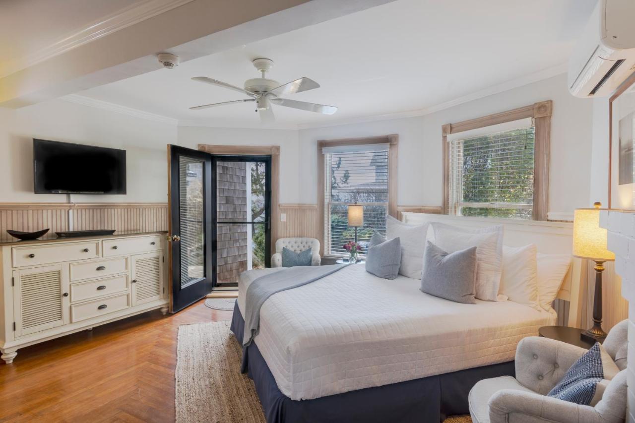 Deluxe Studio with Partial Ocean View and Terrace