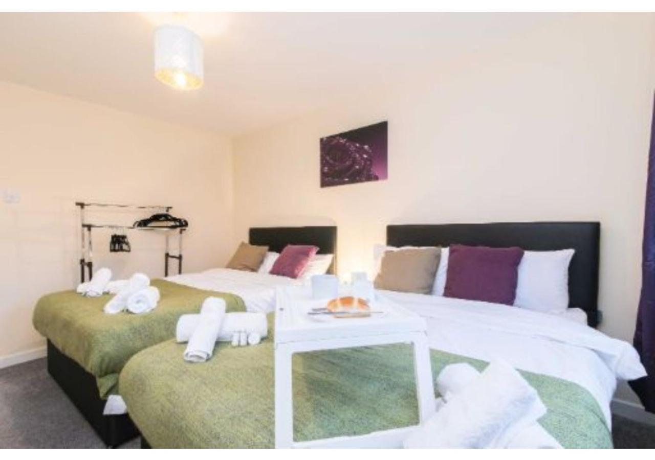 B&B Coventry - Sublime Stays Coventry- Jenner Pet Friendly Apartment with Parking - Bed and Breakfast Coventry