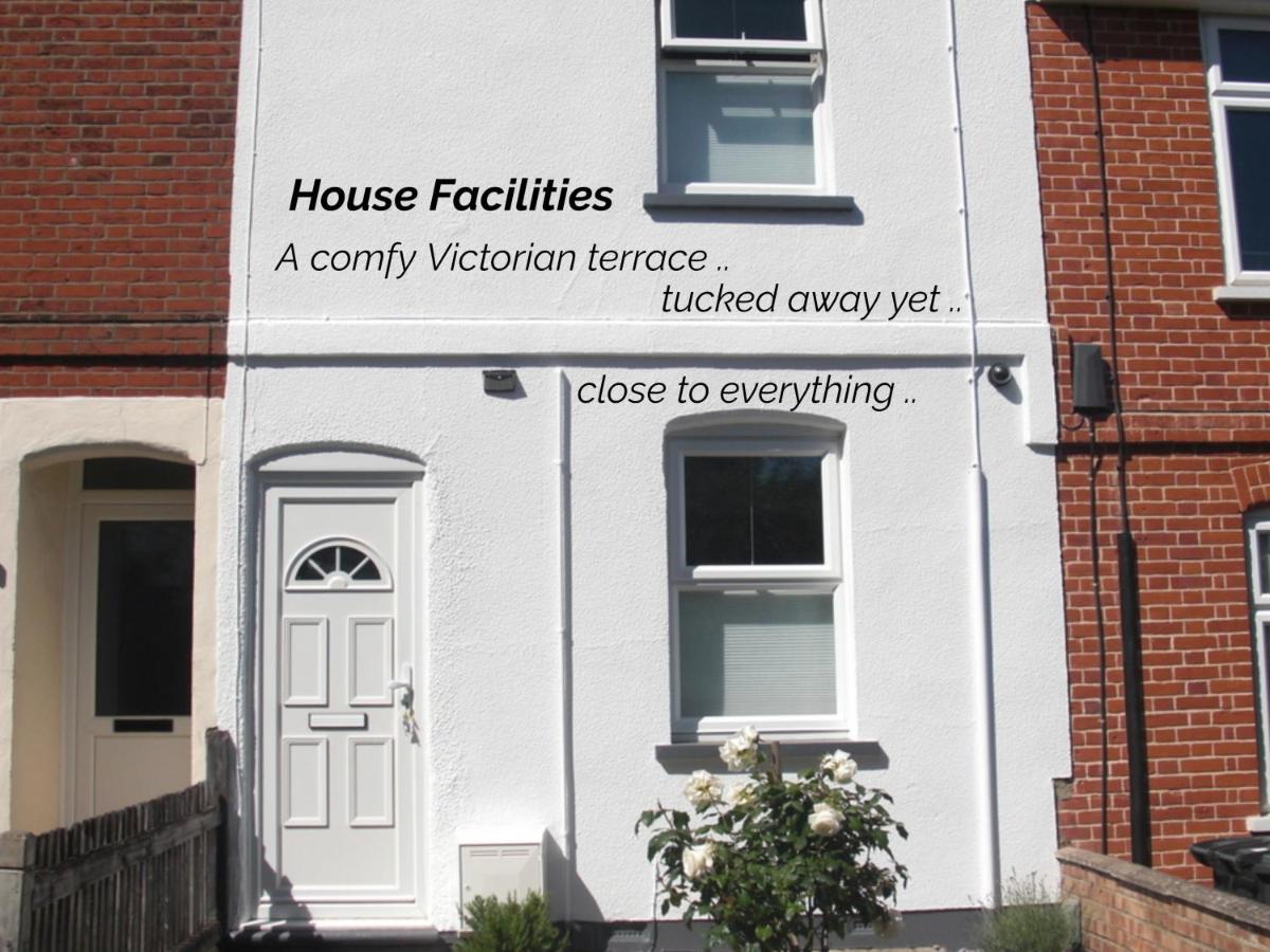 Victorian Terrace Old Stoke - With Self Check In and Free Parking - Rooms at ipswichdigs - B&B