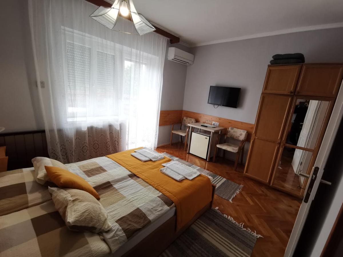Habitación con cama grande y balcón