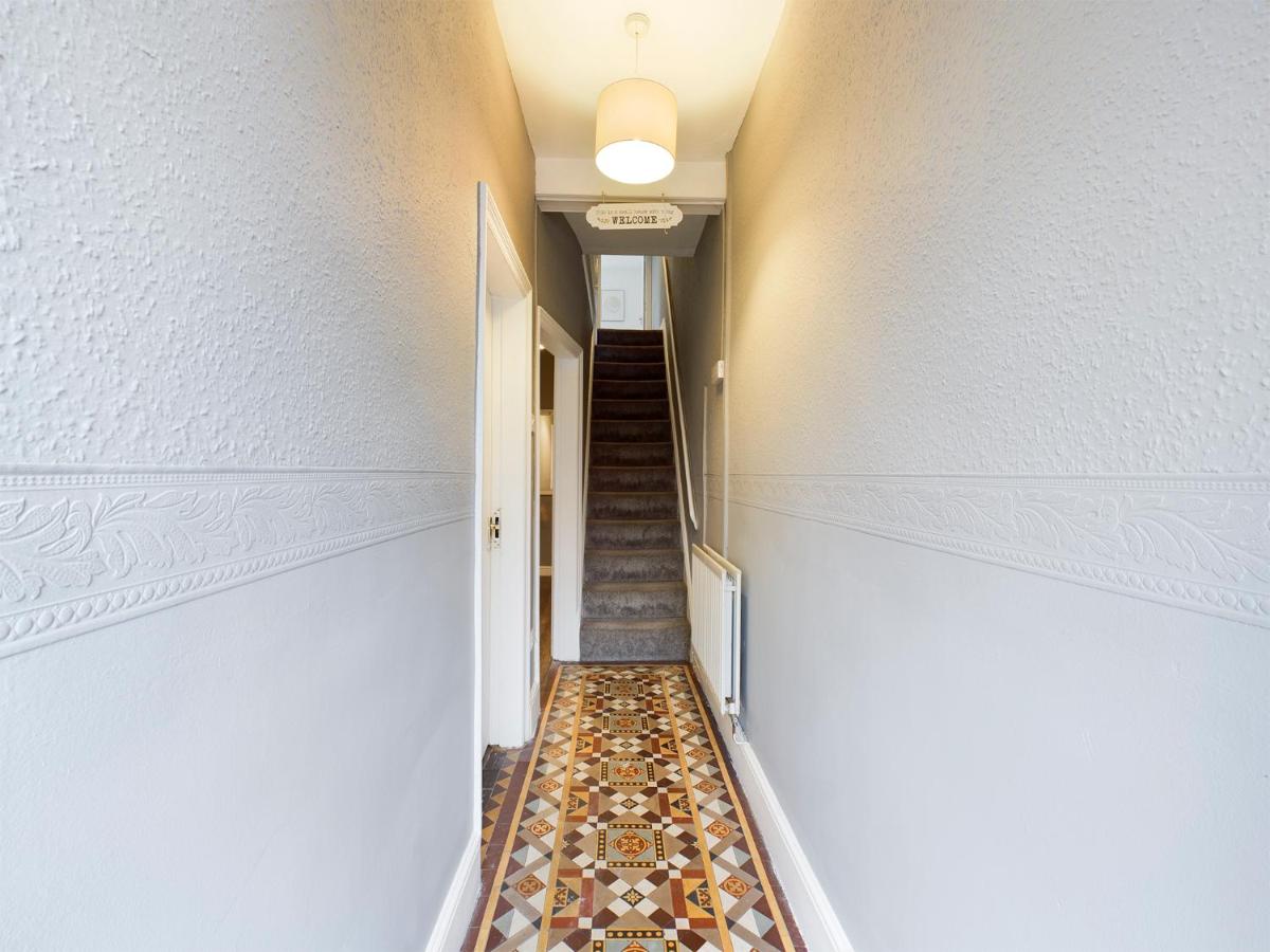Cheerful 3 bedroom home with free parking and WIFI - Bed and Breakfast