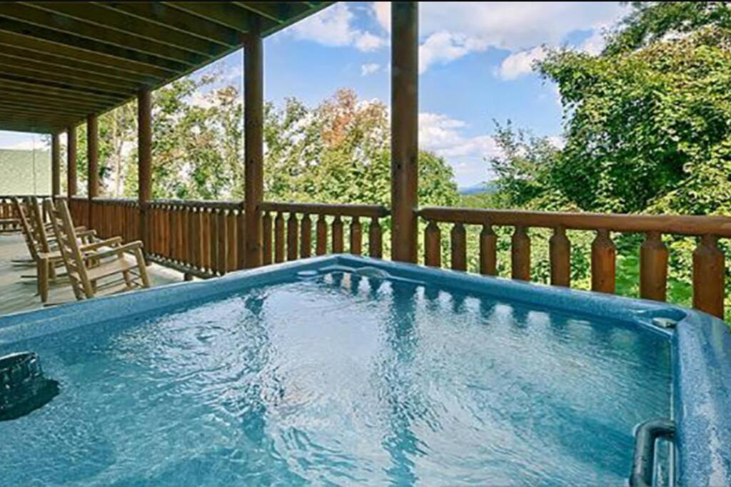 Orso's Cabin~ Views~Location~Theater~Game Room~Hot Tub~5 KING beds - Ferienwohnung