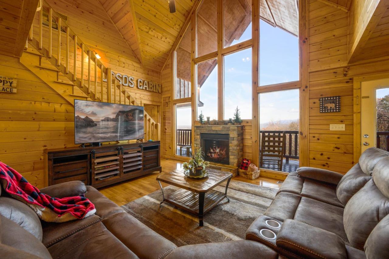 B&B Sevierville - Orso's Cabin~ Views~Location~Theater~Game Room~Hot Tub~5 KING beds - Bed and Breakfast Sevierville