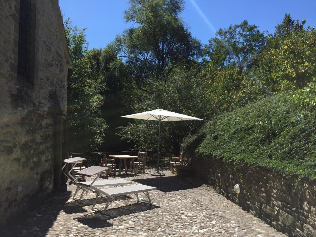Habitación con cama grande y vistas al jardín