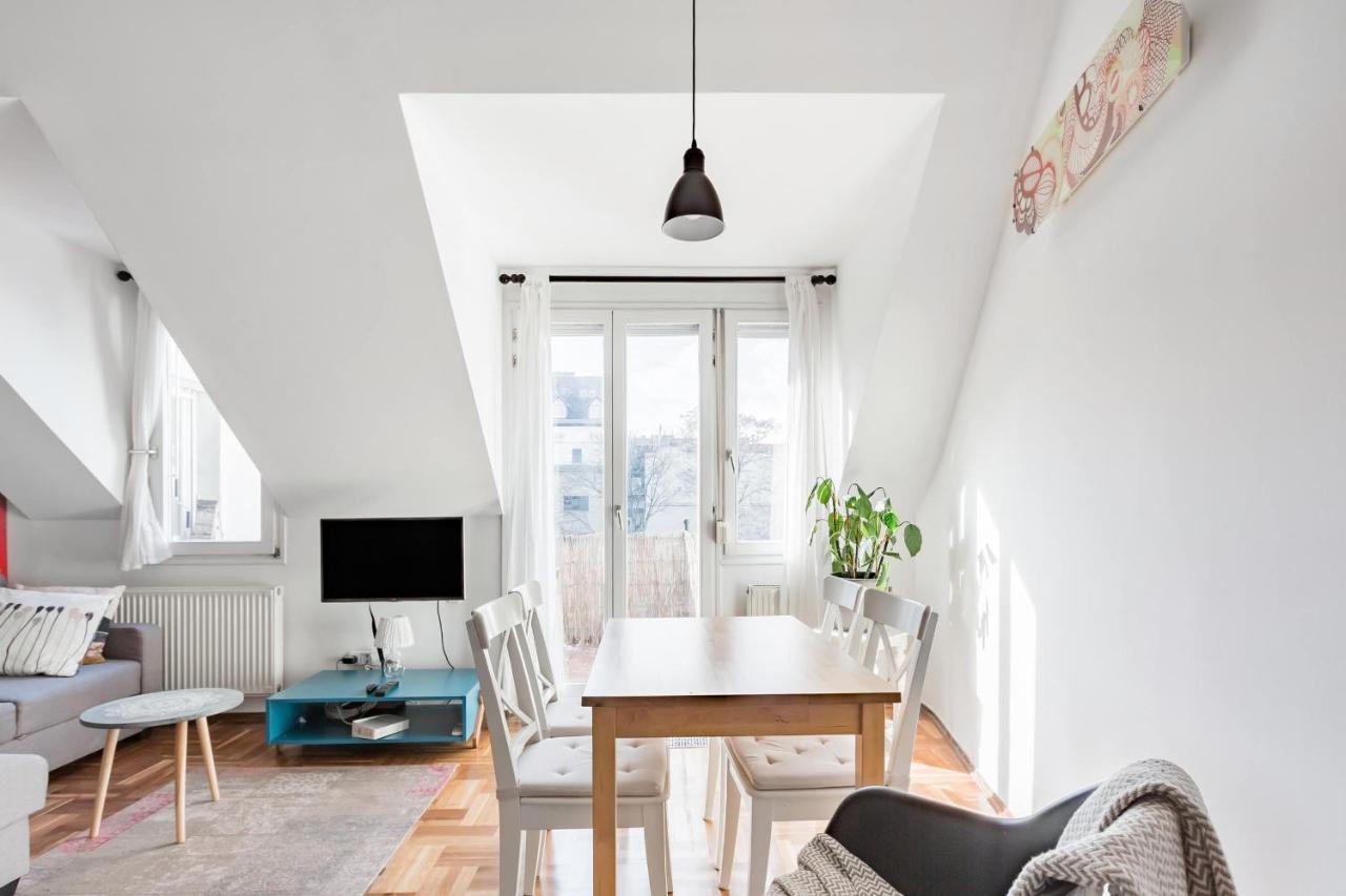 B&B Budapest - Relax Into Loft Living At A Light-Filled City Escape - Bed and Breakfast Budapest