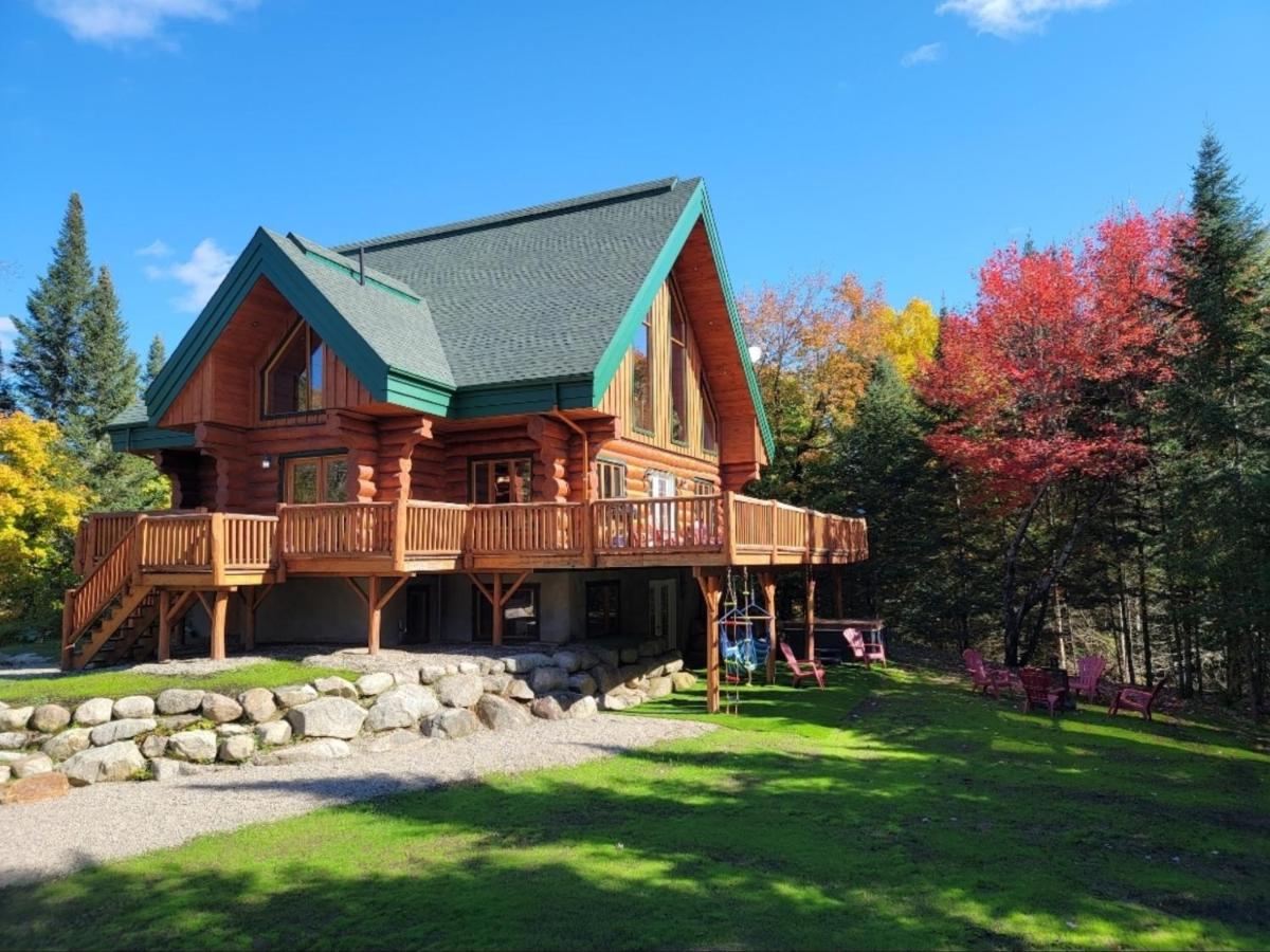 TREMBLANT Accès LAC et rivière SPA BILLARD FOYER Jaccuzi fireplace pool table lake and river access - B&B