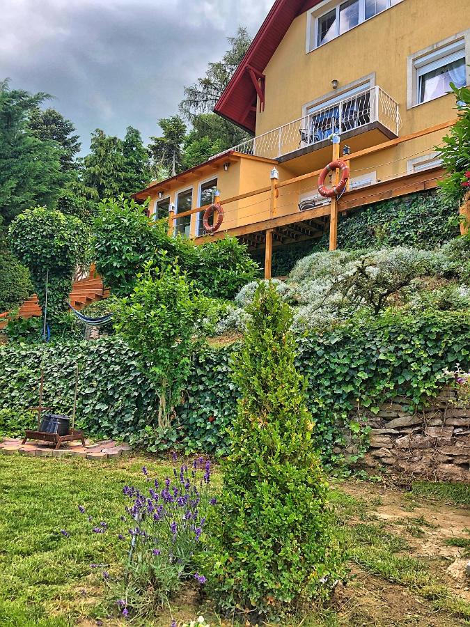 Villa Borostyán - Bed and Breakfast
