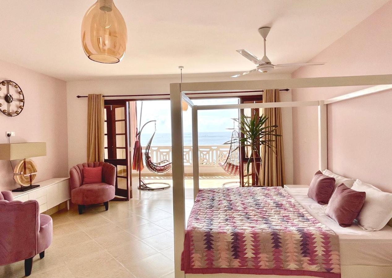 B&B Shanzu - La Mera Ocean-View, 2 Bedroom - Apartment with Pool and NEW renovated Art Style Rooms - Bed and Breakfast Shanzu