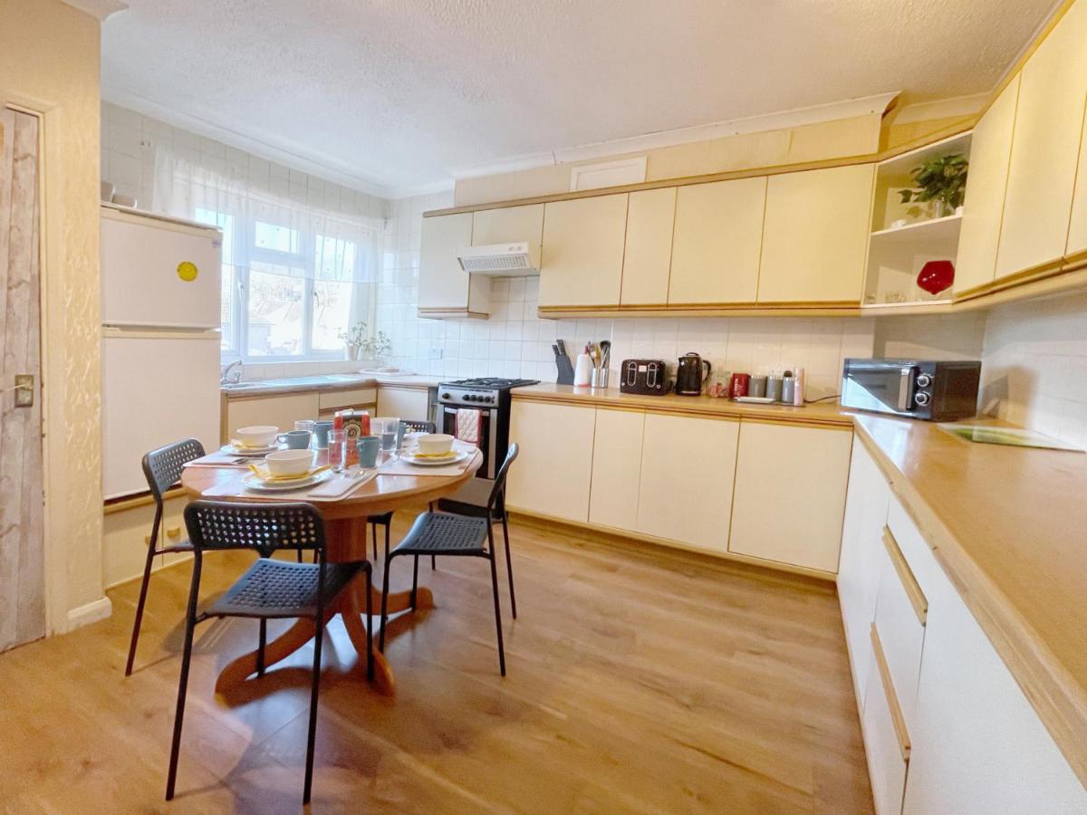 B&B Gravesend - 3 bed duplex flat, free WIFI & Netflix, Ideal for contractors - Bed and Breakfast Gravesend