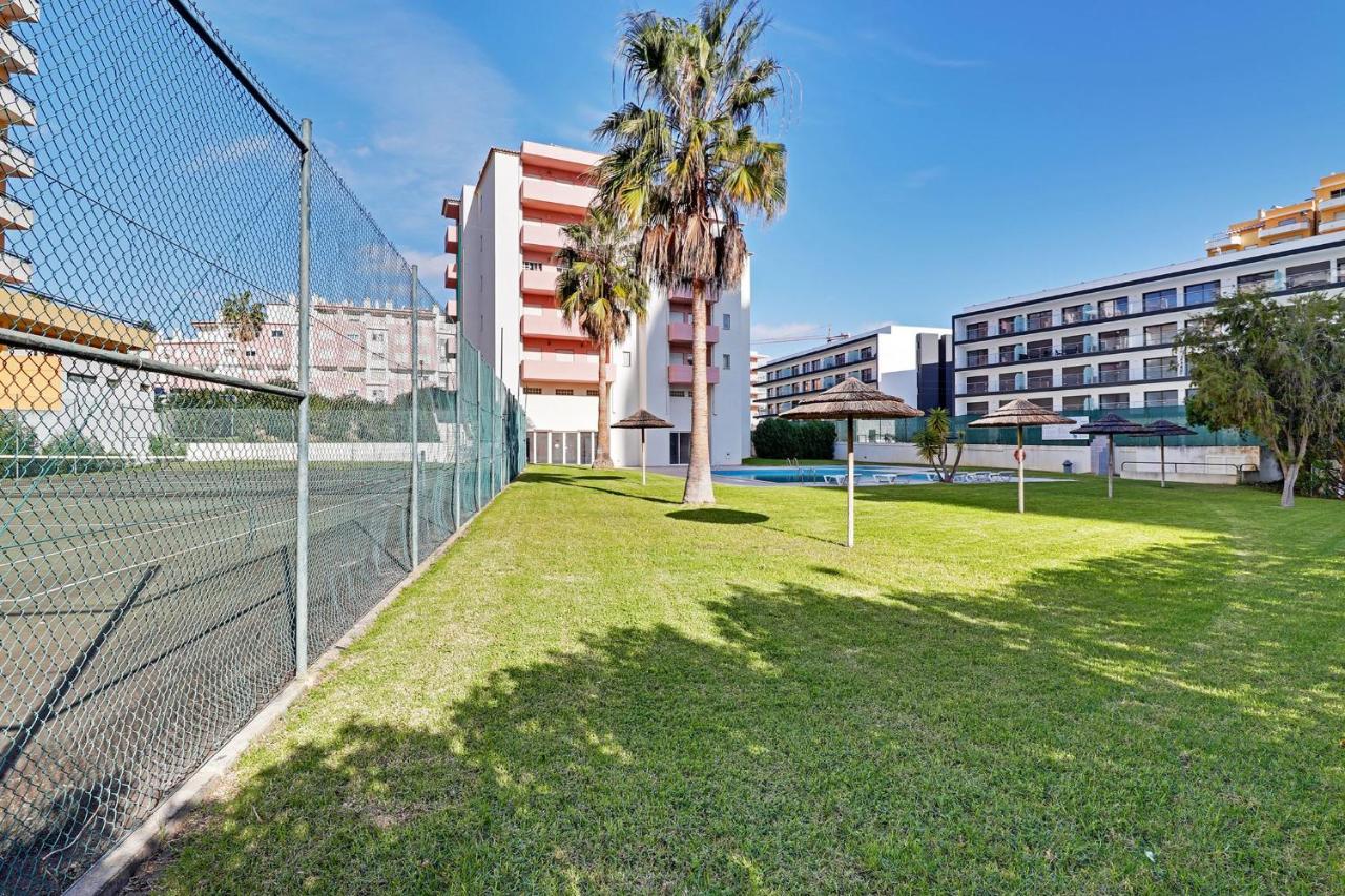 Praia da Rocha Central 1 With Pool by Homing - Bed and Breakfast Portimão