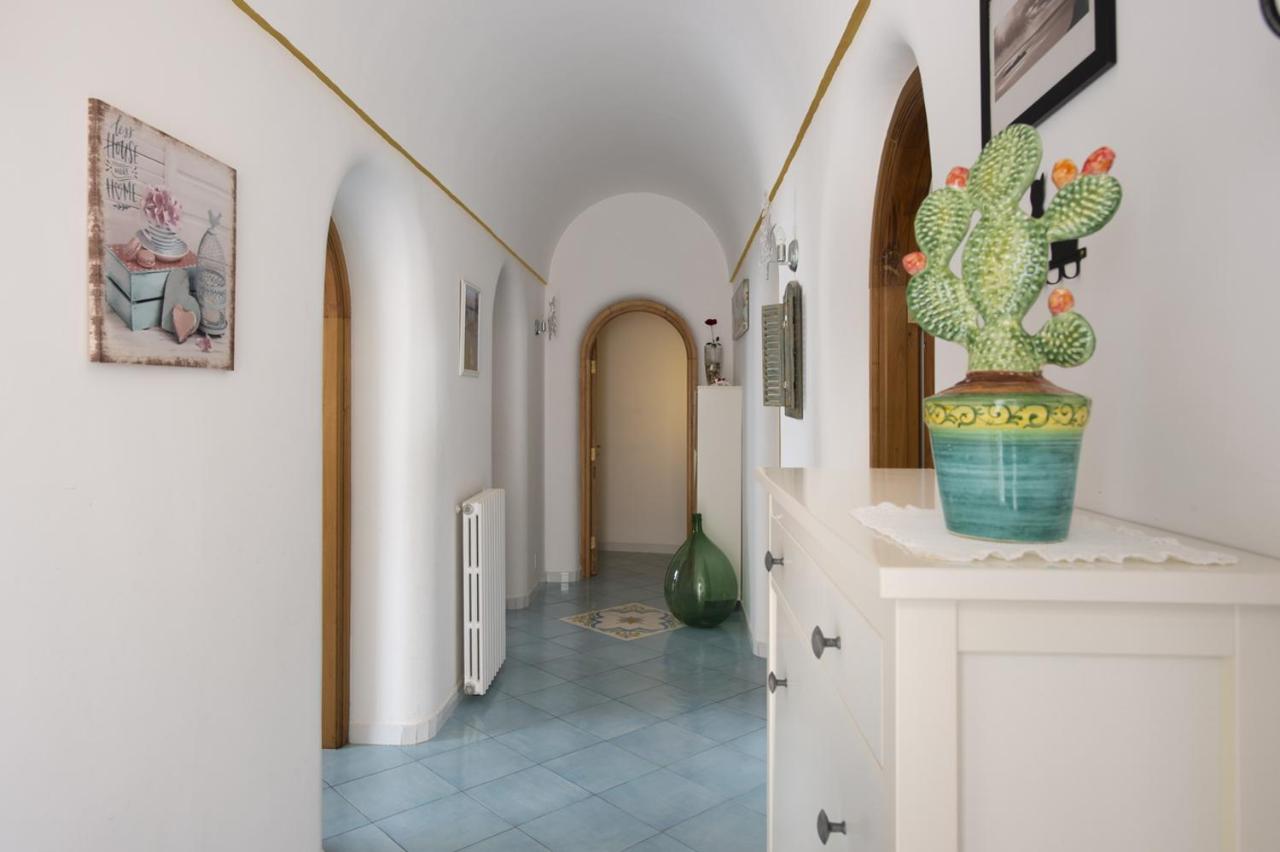 House in the center at 250mt from the beach with a private parking - B&B Praiano