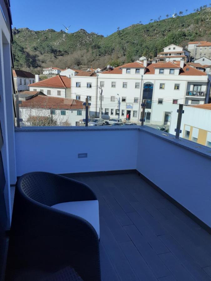 Zimmer mit Kingsize-Bett und Balkon