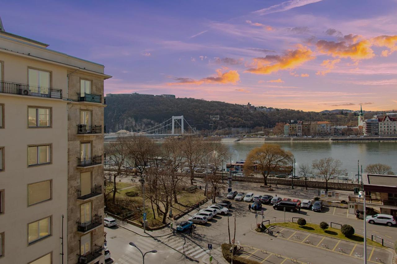Apartment with Mountain View