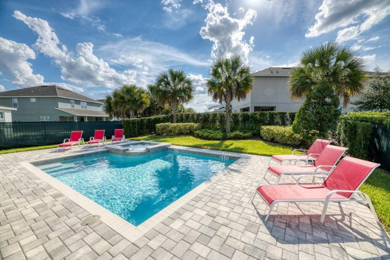 Spacious 8 BDR Family Home with Arcades and Free Pool Heat - B&B