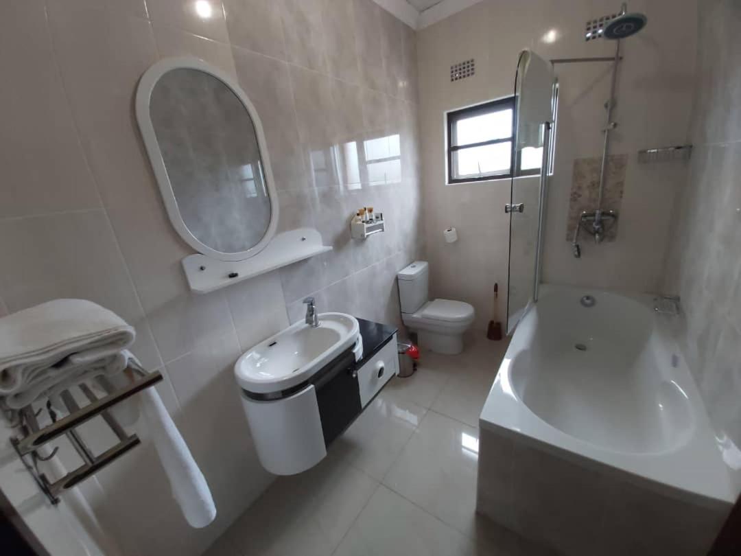 Habitación con cama grande y balcón