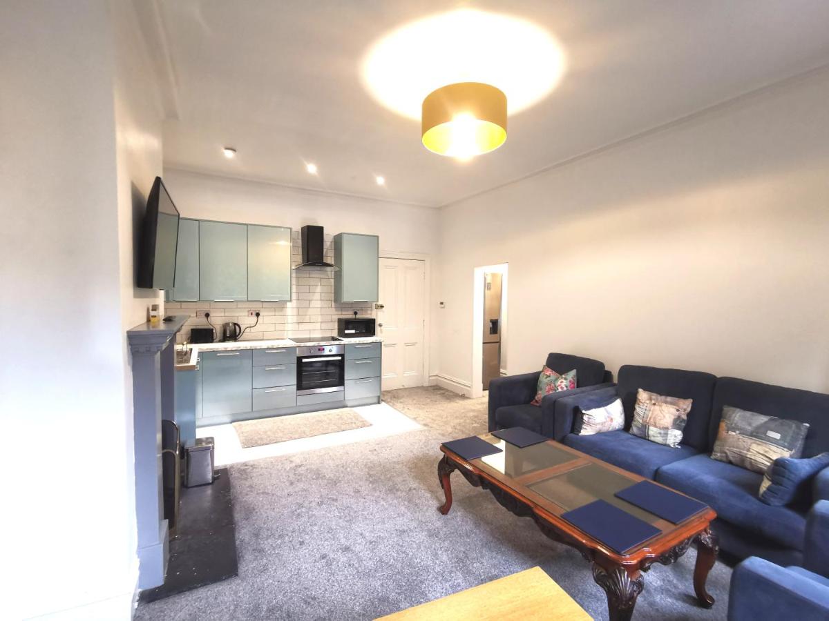 Flat-B, 4 Adults, 20 mins to Beach, Netflix, Wifi, Sleeps 4 Adults - Chambres d'hôtes Bournemouth