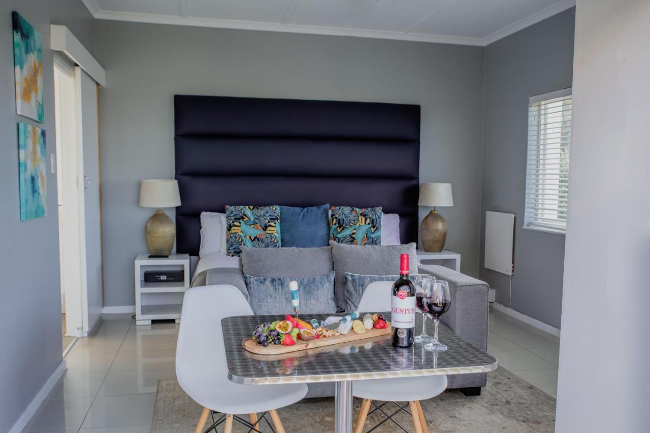 Habitación con cama extragrande y vistas al mar