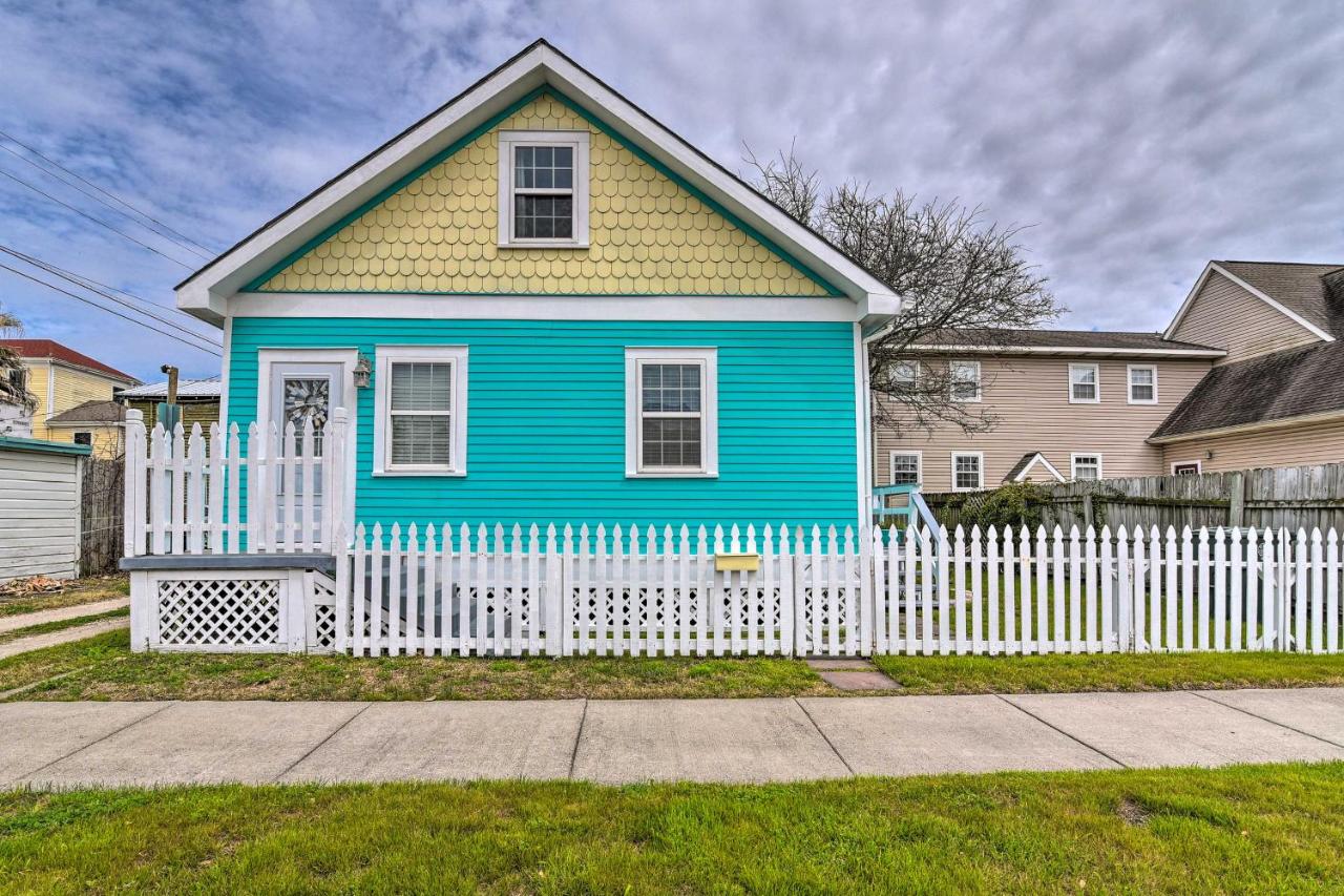 Galveston ‘Blue Bungalow’ - Walk to Beach! - B&B