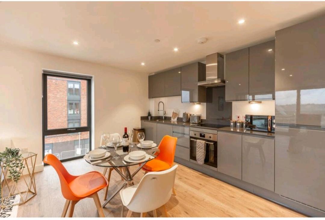 Spacious Balcony View Apt Near NEC BHX Free Parking Sleeps 4 - Bed and Breakfast