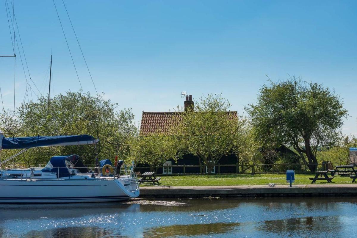 B&B Maldon - Navigation Cottage on the Historic Sea Lock overlooking the Nature Reserve - Bed and Breakfast Maldon