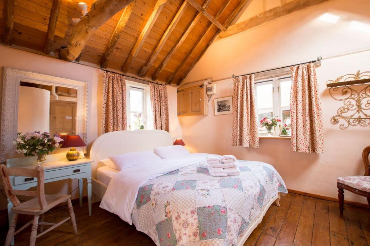 Snow Cottage laid back style with footpaths to a great Macro Brewery Pub - B&B