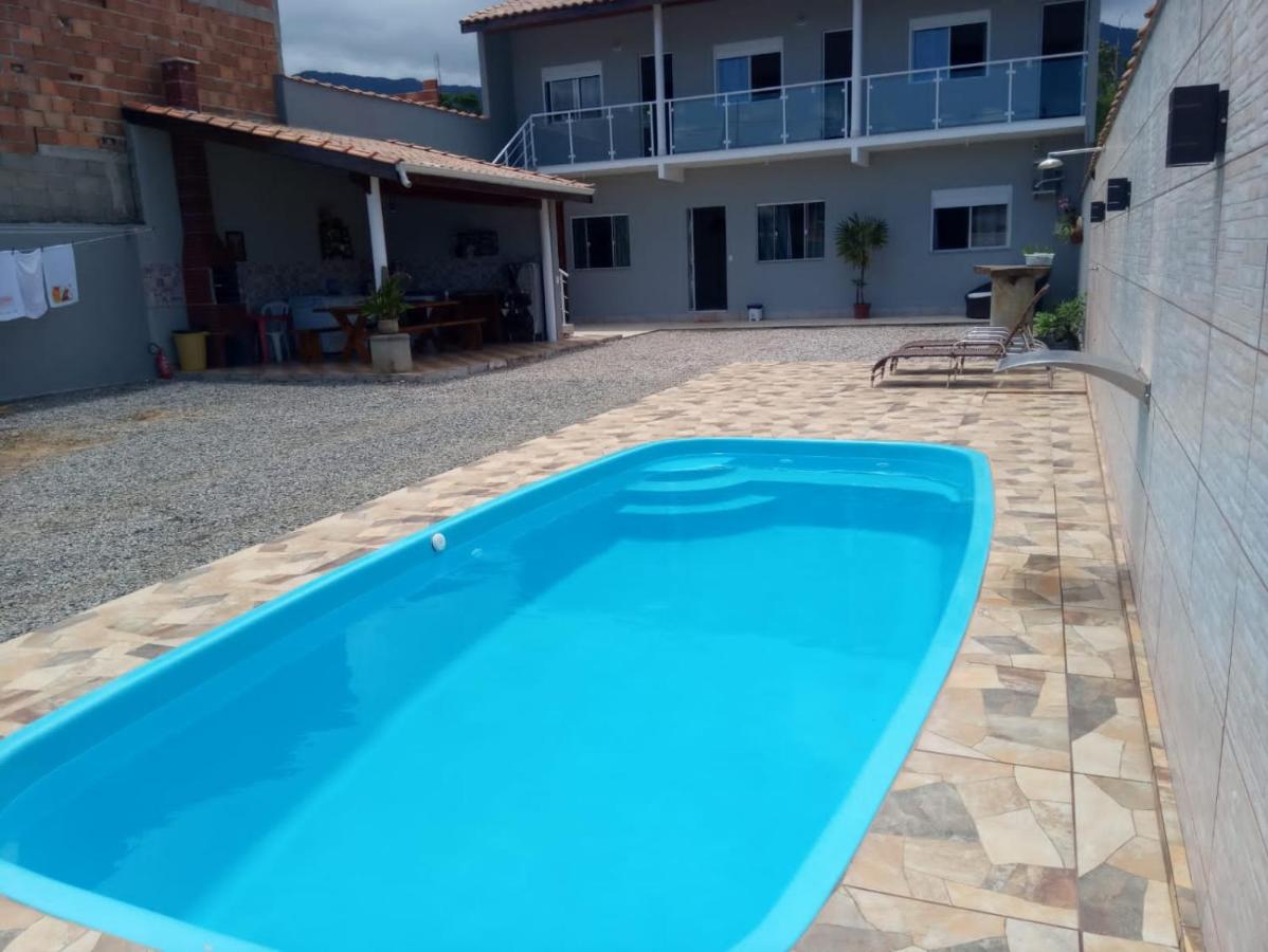 Casa nova com piscina próxima a praia e menos de 3km do centro de Ubatuba - B&B