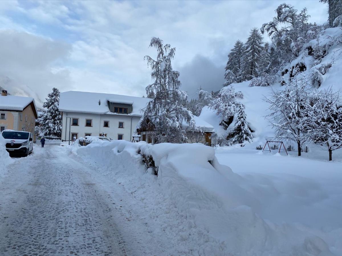 B&B Süs - Stimmungsvolle Loftwohnung im Künstlerviertel in Susch - Bed and Breakfast Süs