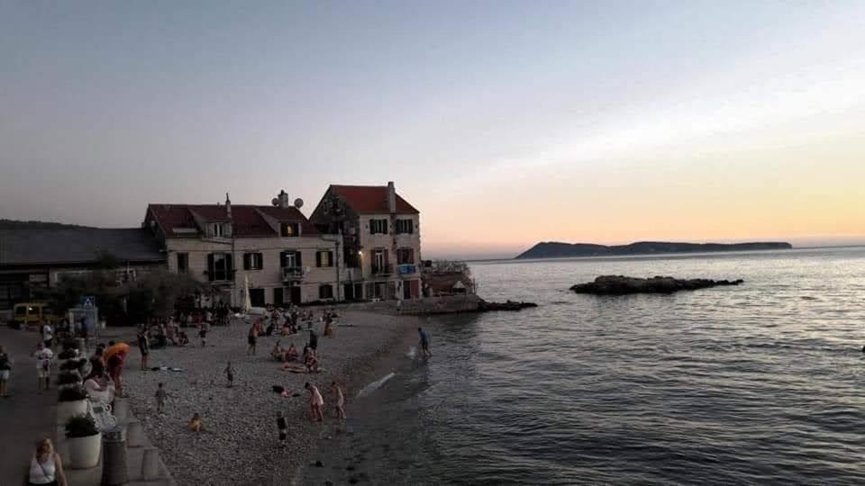 Apartman Dina - Bed and Breakfast Komiža