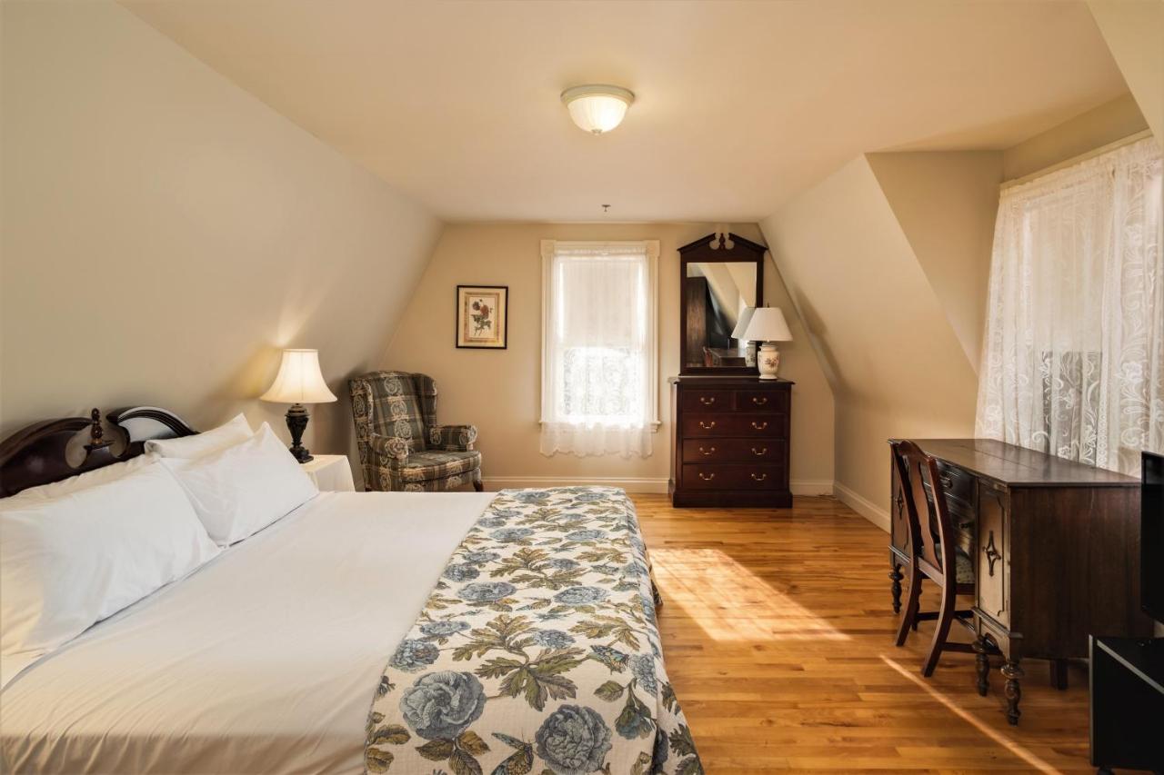 Zimmer mit Kingsize-Bett und Meerblick