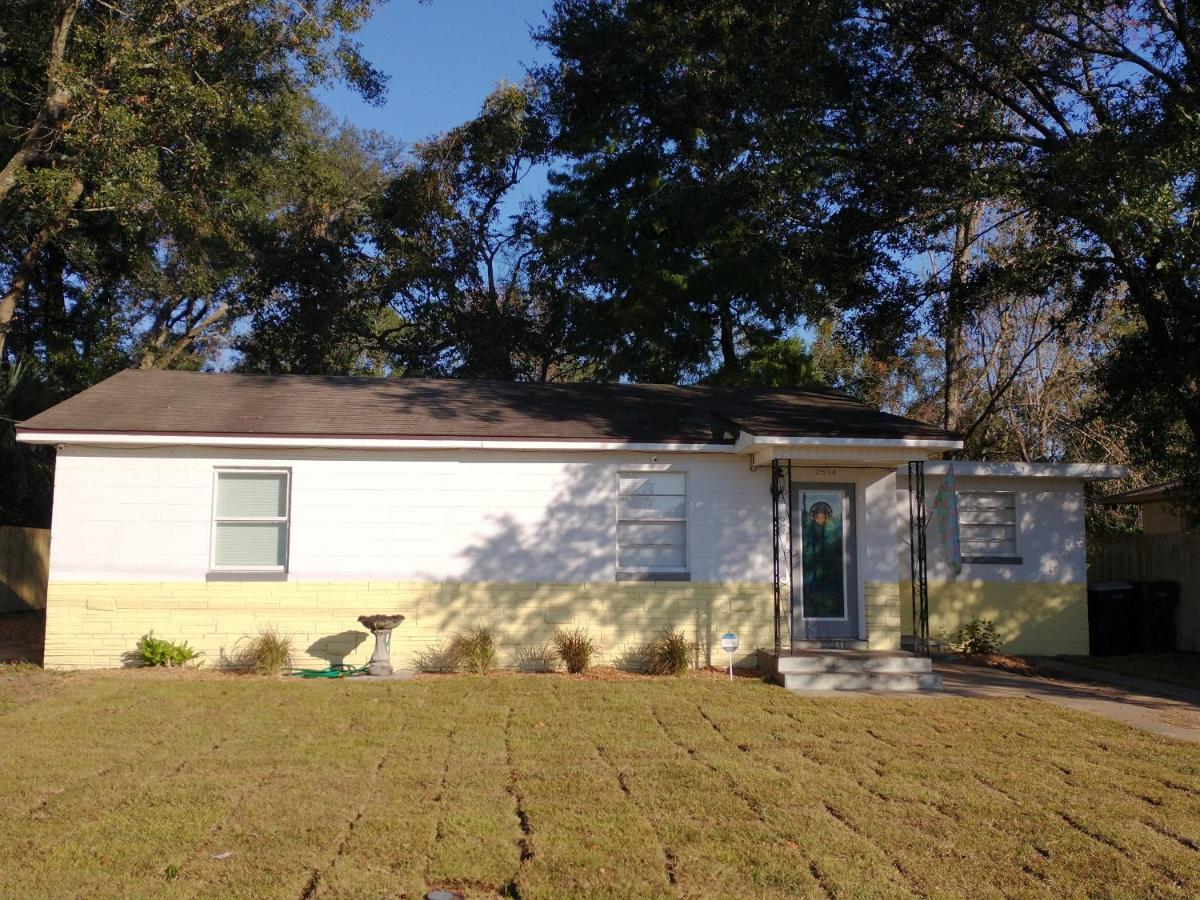 Welcome to Pineapple House! - B&B