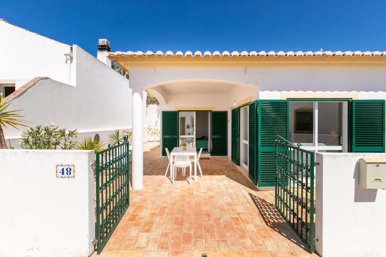 Cozy and sunny villa just some steps from the sea - B&B Senhora da Luz