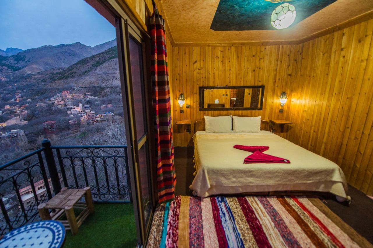 Double or Twin Room with Mountain View