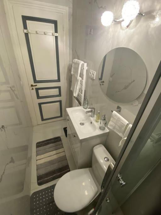 Premium studio 2 minutes walk from Champs-Elysees - Bed and Breakfast Parijs