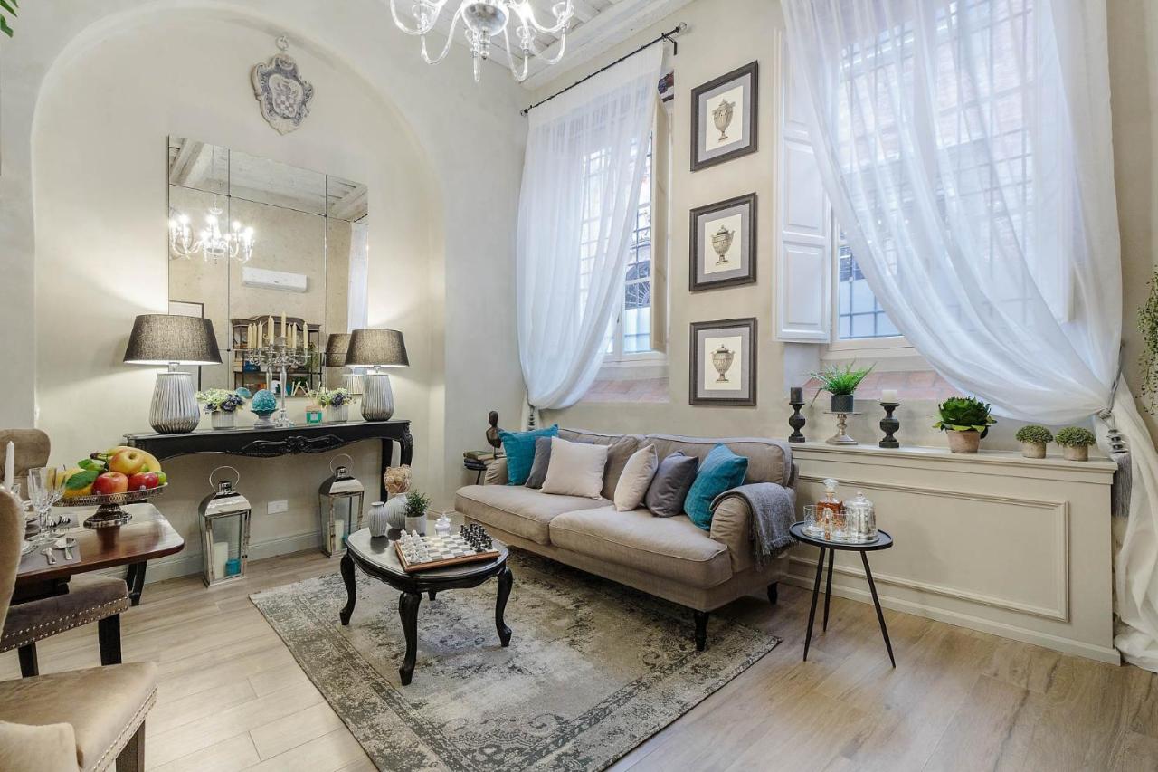 Paolo Guinigi, Elegant Apartment Suite, Masterful Interior inside the Walls of Lucca - Chambres d'hôtes Lucques