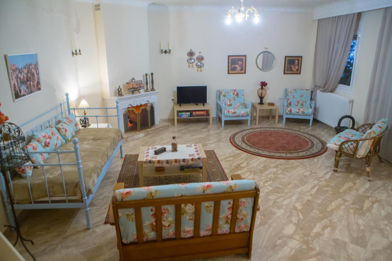 WoodsCottage English Country Villa for Families and Friends in Loutra Pozar - Chambres d'hôtes Megaplátanos