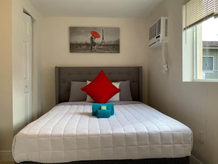 B&B Hollywood - COZY Private Apts in Hollywood By Hard Rock Casino! - Bed and Breakfast Hollywood