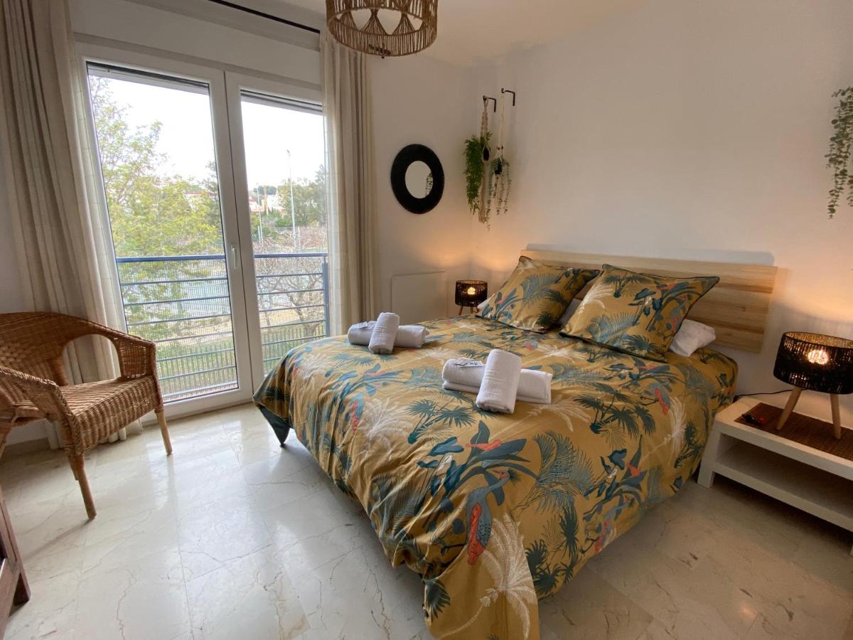 Room with Shared bathroom and Views - Large Bed