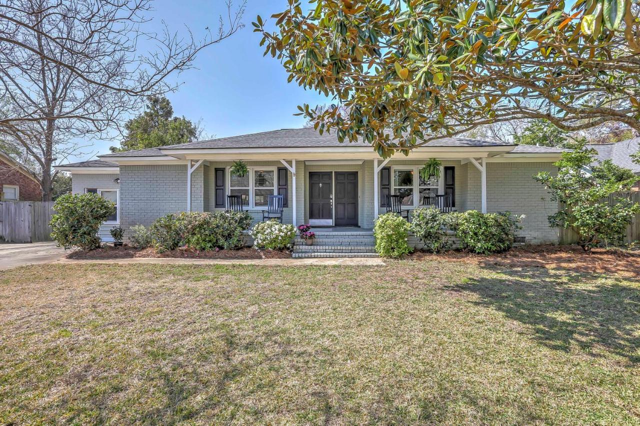 Charming House with Patio, 3 half Mi to Beach! - B&B