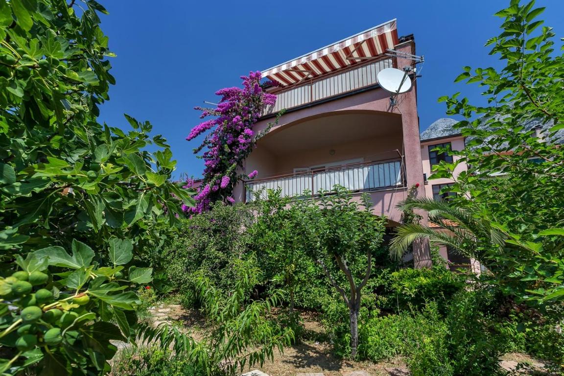 Big Balcony Apartment Bugenvilija - B&B Makarska