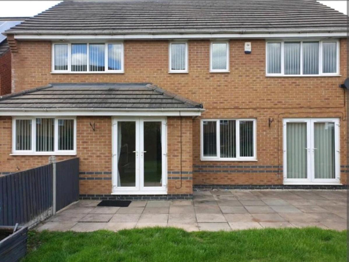 B&B Walsall - Stunning 4-Bed House in Walsall - Bed and Breakfast Walsall