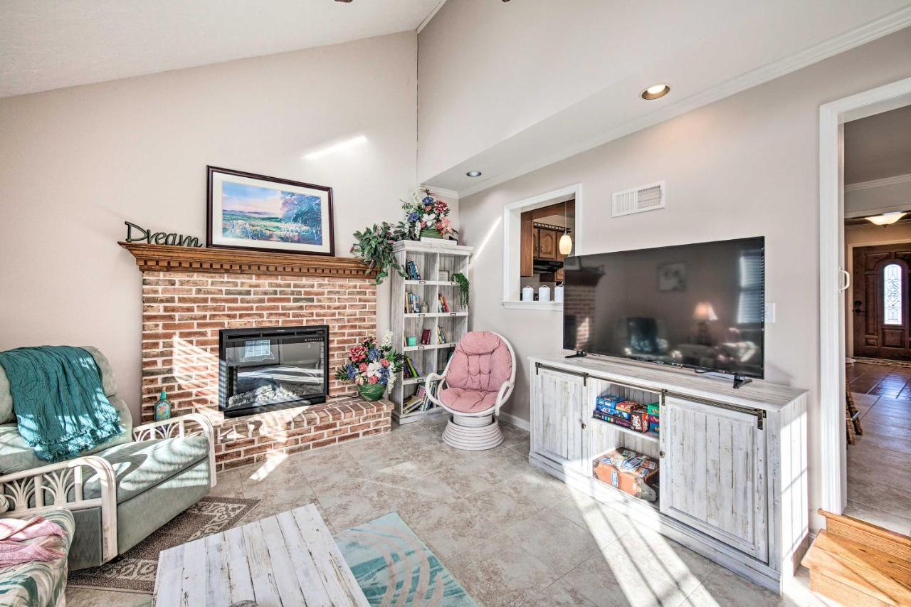 East Earl Retreat with Hot Tub Less Than 4 Mi to Town! - B&B East Earl