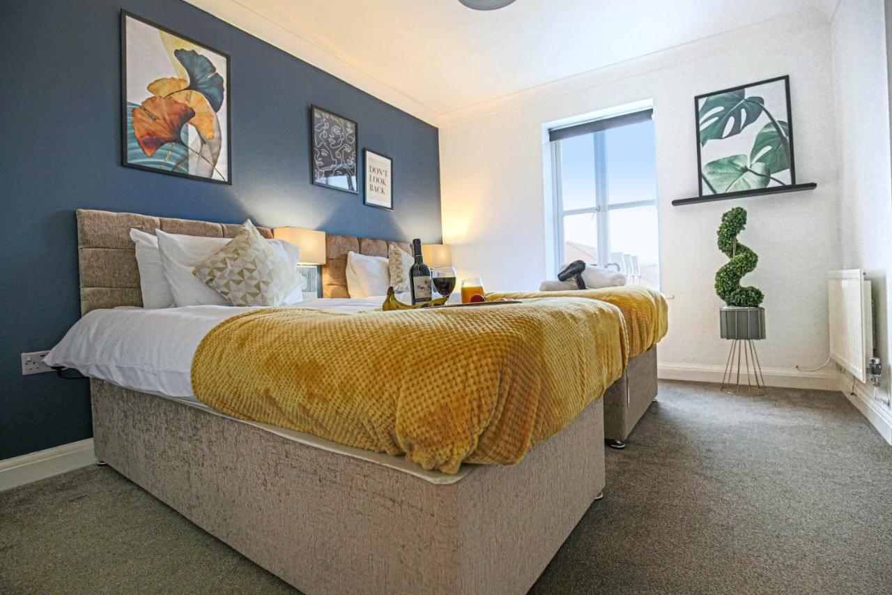 Large 6 Bedroom House with Free Parking, Smart TV with Netflix, Fast Wifi, Air Hockey & Garden by Yoko Property - Chambres d’hôtes Milton Keynes